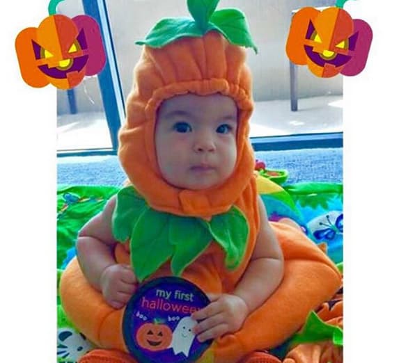 Su primer disfraz de Halloween, una tierna calabaza.