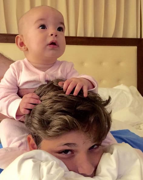 ¡Arre arre caballito! Alex es un gran hermano mayor.