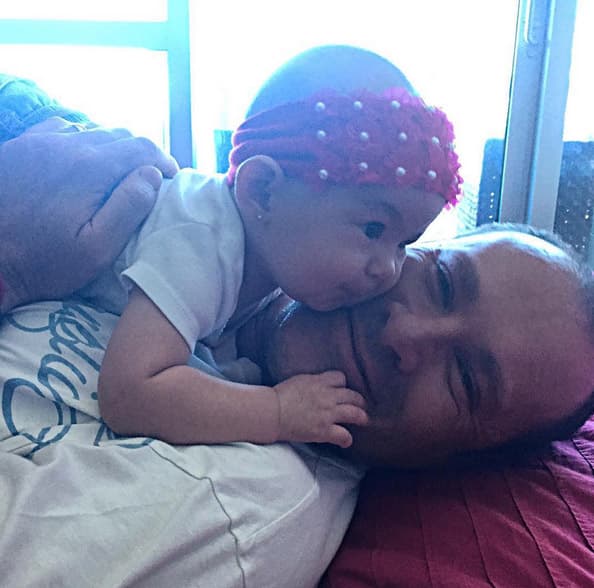 A Michelle le encanta que su papito la consienta.