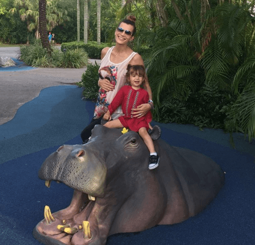 Cristy Bernal guardando recuerdos con Michelle, antes de que llegue el nuevo integrante de la familia Tacher.