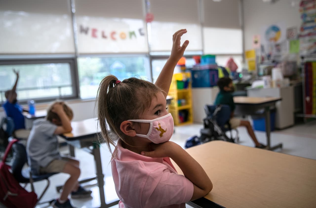 Estos son los sitios de prueba de Austin ISD:
<br>-Escuelas preparatorias de universidad temprana Akins, Eastside, Navarro, Northeast y Travis
<br>-Escuela preparatoria McCallum
<br>-Escuelas primarias Cunnigham, Kiker, Norman-Sims y Pillow.
<br>
<br>Las pruebas comienzan el 3 de enero y se realizarán de 8 a.m. a 2 p.m. de lunes a viernes.
<br>