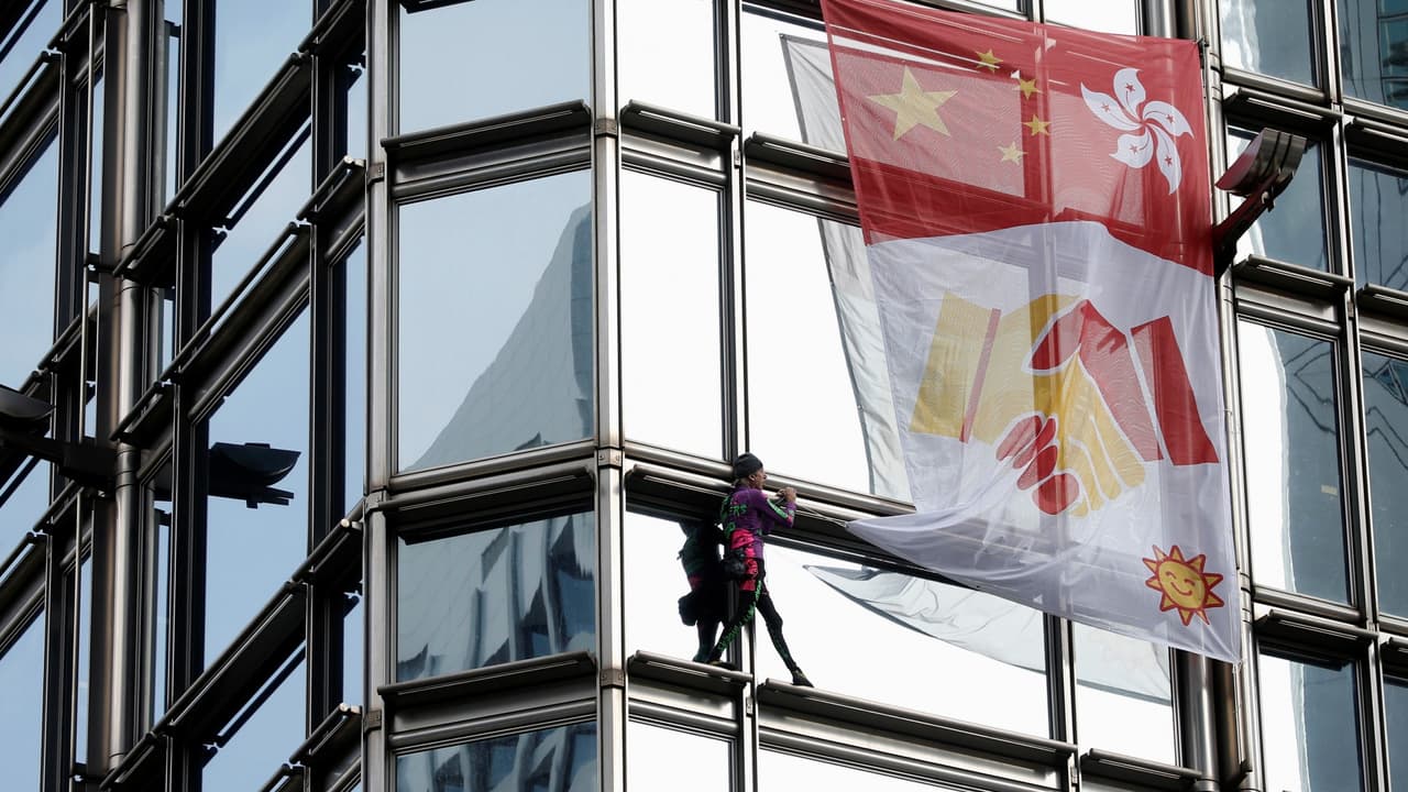 El 'Spiderman francés' escala un rascacielos de Hong Kong para enviar un mensaje de paz