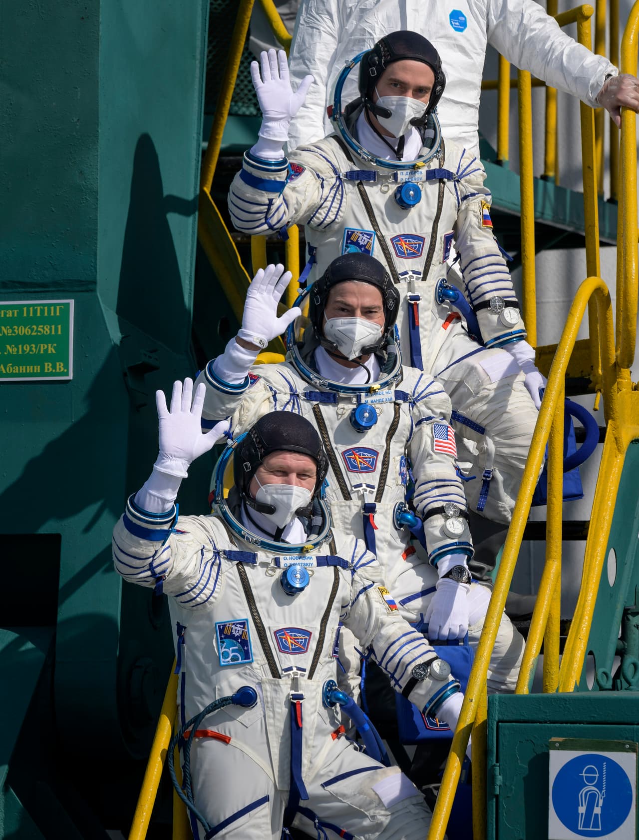 Oleg Novitski y Piotr Dubrov, de la agencia rusa Roscosmos, y Mark Vande Hei, de la NASA, permanecerán seis meses en la 
<a href="https://www.univision.com/temas/estacion-espacial-internacional">Estación Espacial Internacional</a> (ISS, por sus siglas en inglés). La cápsula tenía previsto acoplarse a la Estación poco después de las 11:00 am.