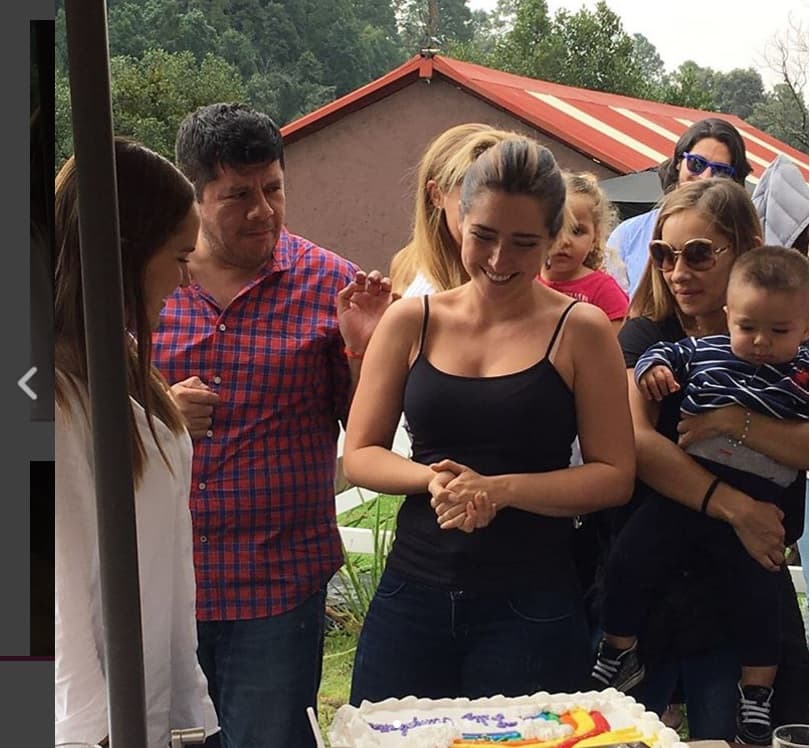 La actriz y sus amigos mantienen la tradición de embarrar en el pastel al cumpleañero.