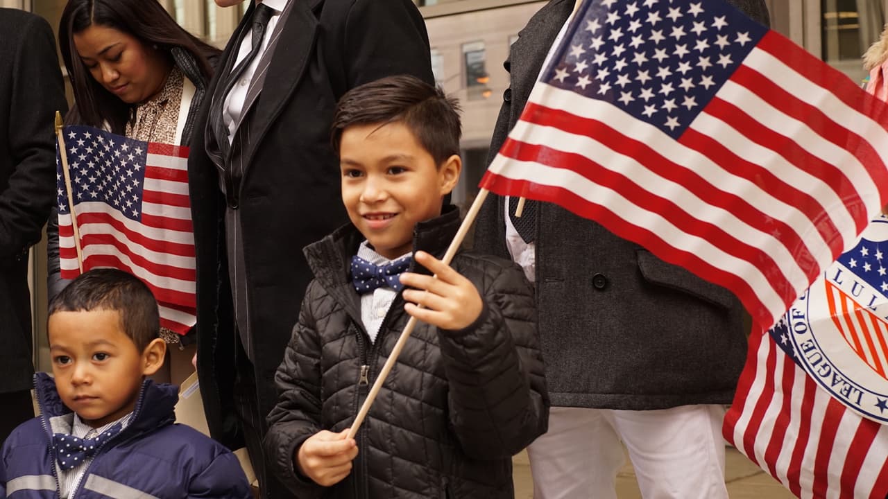 El pequeño Íker Velázquez llegó a corte alrededor del mediodía, momentos antes de que inicie la corte donde dará testimonio.