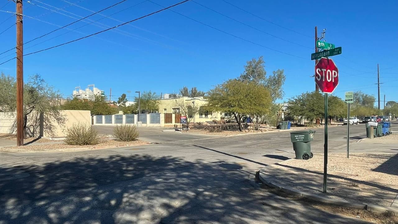 El Departamento de Policía de Tucson continúa buscando al sospechoso que logró huir del lugar.