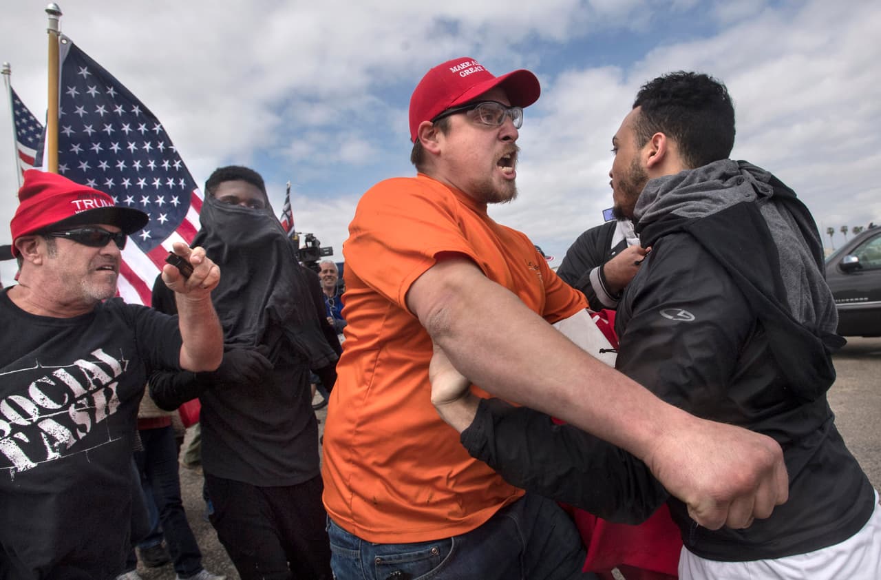Hubo varios arrestos más y dos personas sufrieron lesiones menores.