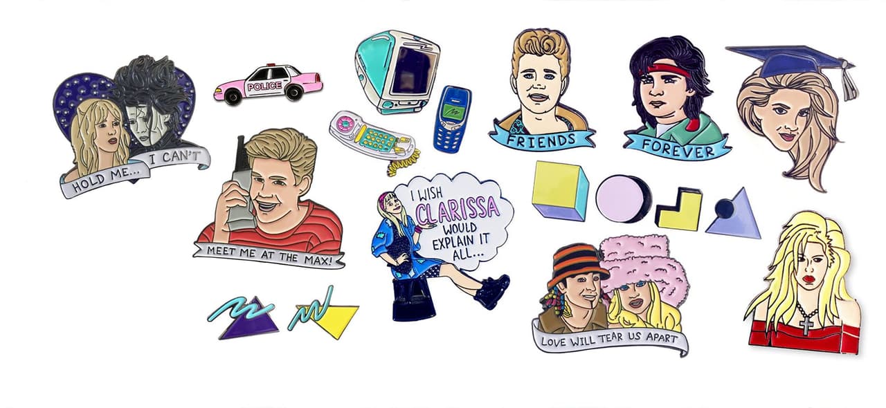 Laser Kitten. La dosis perfecta de cultura pop, para cualquier outfit, siempre ha sido un pin o un parche. ¿Recuerdas cuando eras joven y te encantaba rendirle tributo a tu banda favorita? Ahora, la “ugly crying face” de Kim Kardashian o los personajes de Saved By The Bell están listos para adornar la solapa de tu chaqueta. ($12USD por pieza; laserkitten.com)