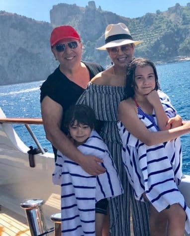 Desde entonces se han mantenido unidos y formaron una familia con sus dos hijos: Sabrina, de 13 años, y Matthew, de 9.