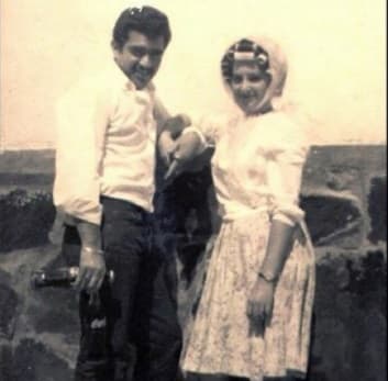 Hasta él se sorprendió cuando encontró esta foto al lado de la madre de sus hijos. Ambos, muy jóvenes y ya inseparables:"Pasan los años y sigo igualito. Junto a mi adorada Cuca", escribió al pie de la imagen.