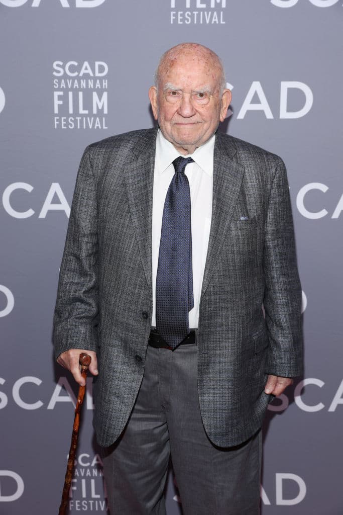 Ed Asner (actor) – El 15 de noviembre cumple 92 años.
<br>