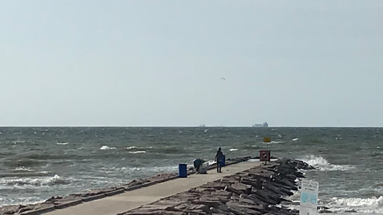 La ciudad le pide a los residentes que vayan a las playas, continuar manteniendo el distanciamiento social de seis pies.