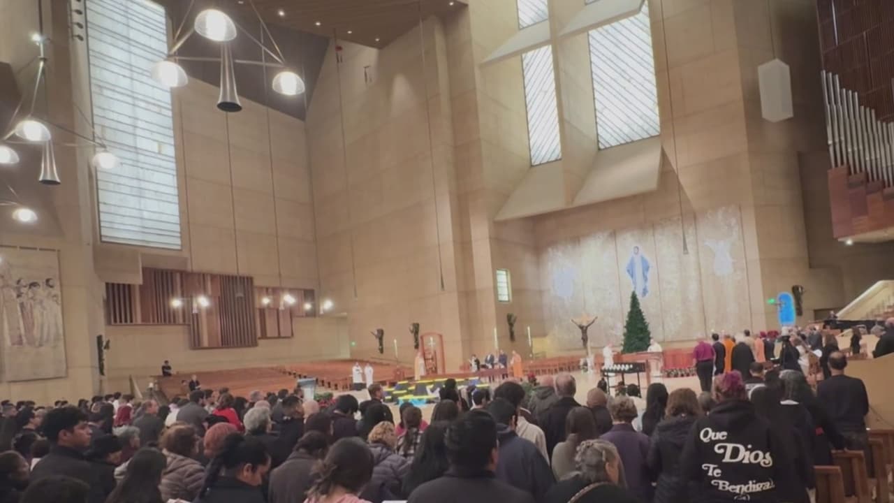 Ofrecen un servicio religioso en la catedral de Los Ángeles para desamparados y familias migrantes