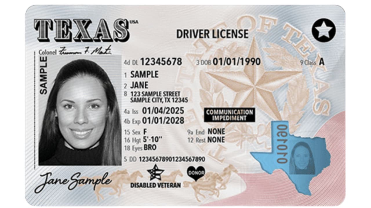 <h3 class="cms-H3-H3">2: Manejar con la licencia suspendida o inválida</h3>
<br>
<br>Manejar con una licencia suspendida, revocada, cancelada o negada
<b>no es una falta menor. </b>
<br>
<br>El Código de Transporte de Texas establece que una persona comete esta ofensa
<b> si opera un vehículo cuando su licencia o privilegio de manejar no está vigente por una acción del estado. </b>
<br>
<br>La ley también incluye casos específicos, como manejar después de que la renovación fue negada
<b>o cuando la licencia expiró durante un período de suspensión. </b>
<br>
<br>En la mayoría de los casos,
<b> esta ofensa puede ser un delito menor clase C, pero puede subir a clase B</b> si la persona ya tuvo una condena previa por lo mismo o si además manejaba sin seguro.
<br>
<br>Para una persona inmigrante, el riesgo
<b>no está solo en la multa.</b>
<br>
<br>Si la parada termina en arresto, cargo criminal o condena, el caso puede requerir más cuidado en trámites migratorios,
<b>especialmente cuando se piden antecedentes, citaciones o documentos de corte. </b>
<br>
<br>Además, el DPS señala que una condena por manejar con licencia inválida puede traer otra suspensión,
<b>una tarifa de reinstalación y, en algunos casos, la obligación de mantener un SR-22 (un certificado de responsabilidad financiera que tu compañía aseguradora) por dos años. </b>