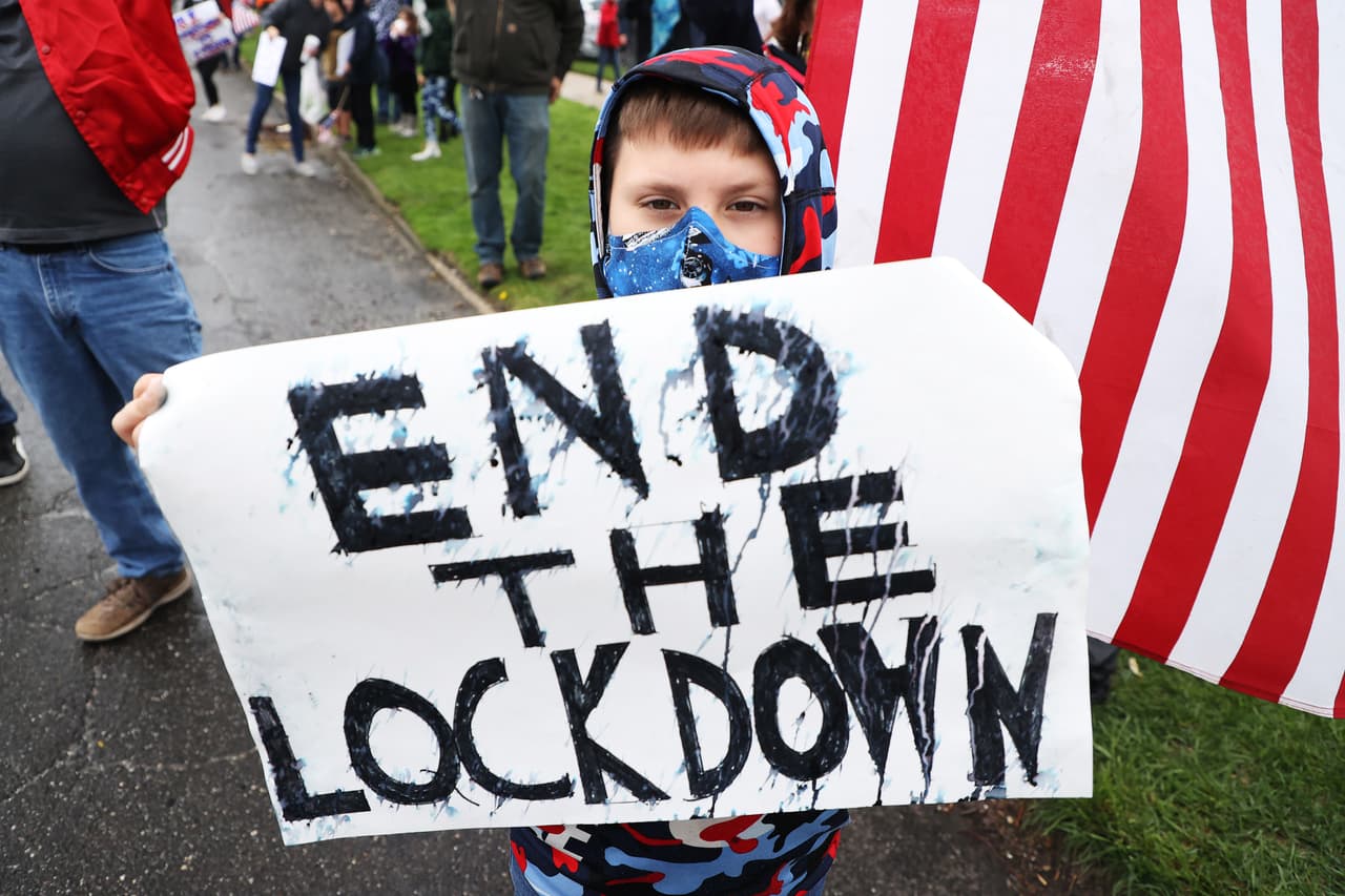 Grupos conservadores pelean contra la orden de “quedarse en casa” para reducir el brote de coronavirus