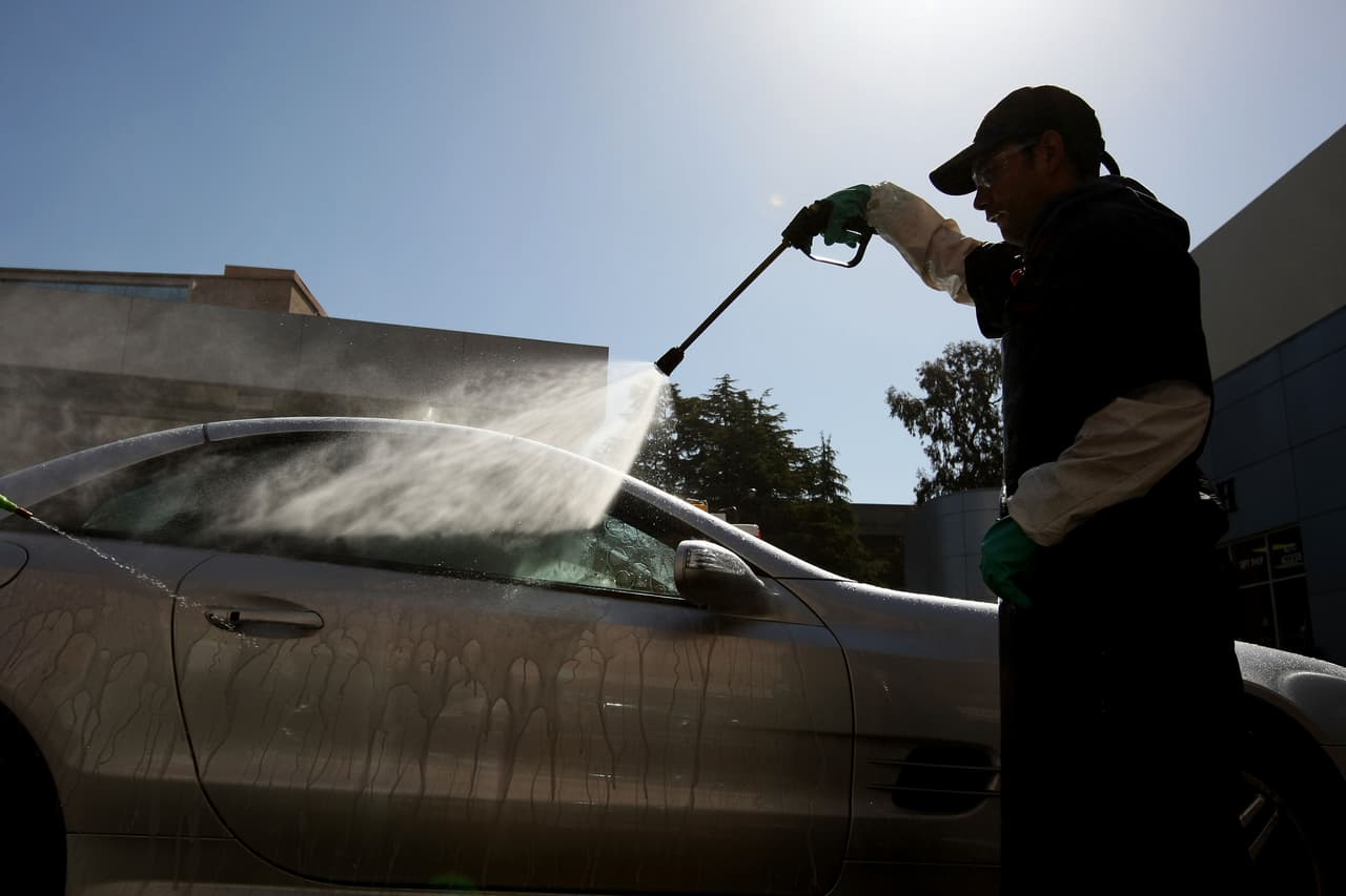 <b>Mantén limpio a tu auto</b>. No sólo las partes visibles sino también las áreas que normalmente no se ven. Lavar la parte de abajo del un auto puede liberarlo de la corrosiva sal en las regiones donde se usa para derretir el hielo así como liberarlo de material que puede dificultar el fincionamiento de la suspensión entre otros sistemas expuestos en esa área. Igualmente, un motor limpio ayuda a mantener el valor de reventa del auto.