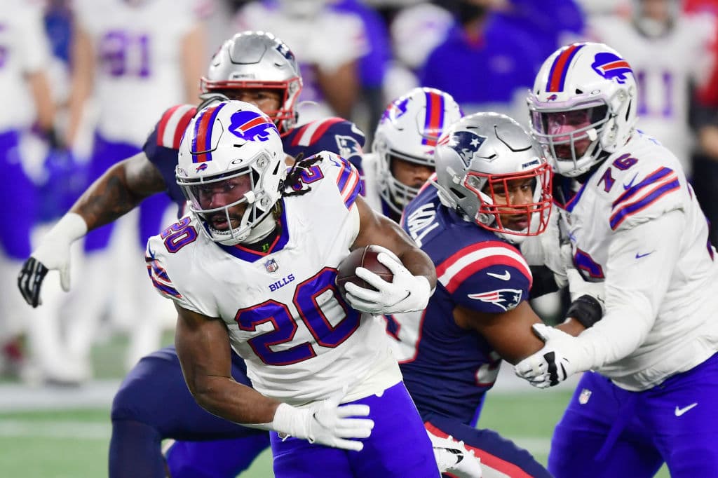 Steffon Diggs supera las 120 yardas por aire y recibe 3 pases de anotación en la victoria 38-9 sobre los New England Patriots.