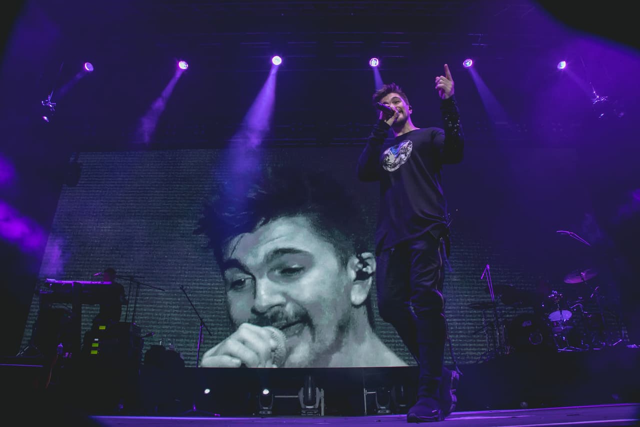 Juanes recordó una de las más duras experiencias de su vida: “Es la segunda vez que toco en este escenario. La primera vez fue exactamente el día que murió mi papá. Ese día mis hermanos y mi mamá, que hoy están aquí acompañándome, me dijeron: ‘vaya y toque, él estaría más feliz sabiendo que está allá tocando que aquí en la funeraria’. Gracias a él, a mi mamá y a mis hermanos por haberme acompañado desde ese día y seguirlo haciendo hasta hoy”.