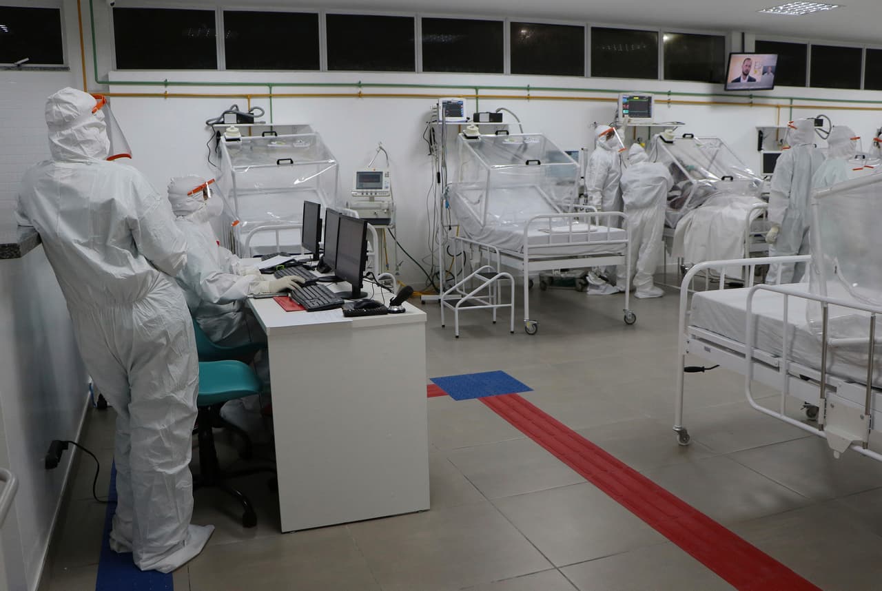Personal médico atiende afectados por el coronavirus en una sala de terapia intensiva en Manaos, el 14 de abril. Expertos del país sudamericano aseguran que en la zona el total de contagios es muy superior al registrado en las cifras oficiales.