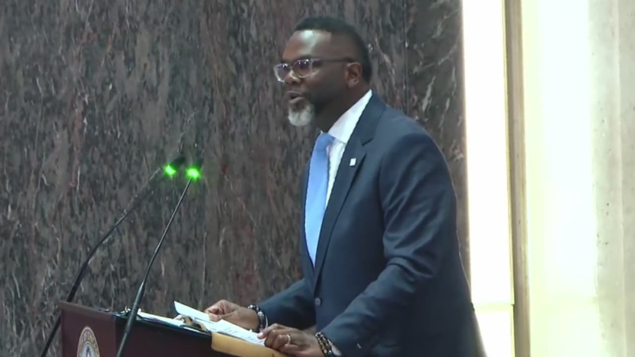 Brandon Johnson anuncia plan presupuestario 2027 para frenar déficit sin despidos y las reacciones no se hacen esperar