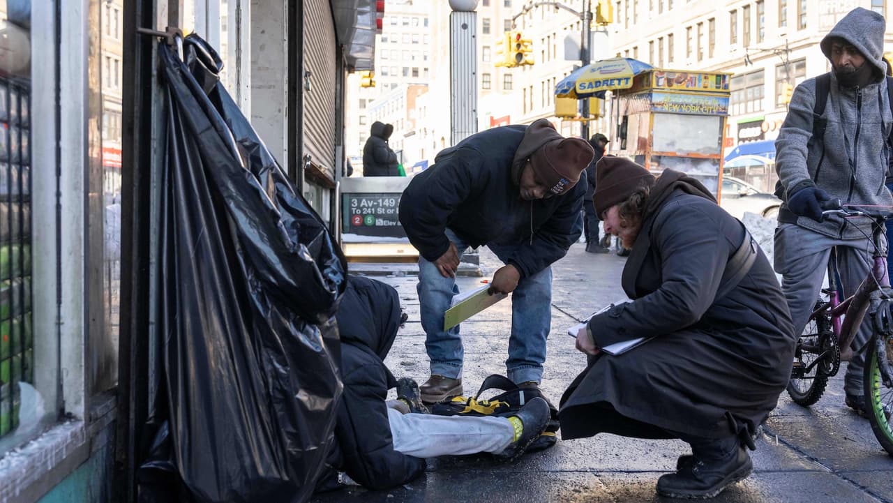 Nueva York registra 14 muertes por frío mientras continúa la alerta invernal