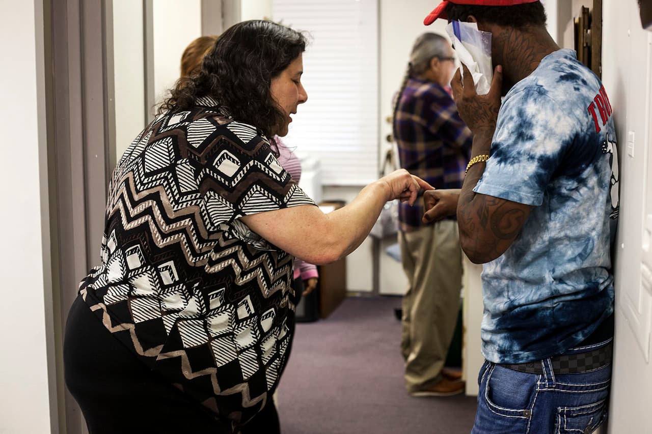 Rosemarie Ashamalla sigue de cerca los procesos de cada una de las personas que acude a su centro.