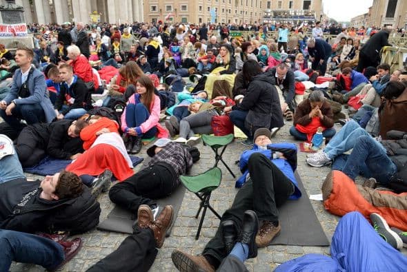 La mayoría de los que llegaron primero acamparon durante la noche al aire libre.