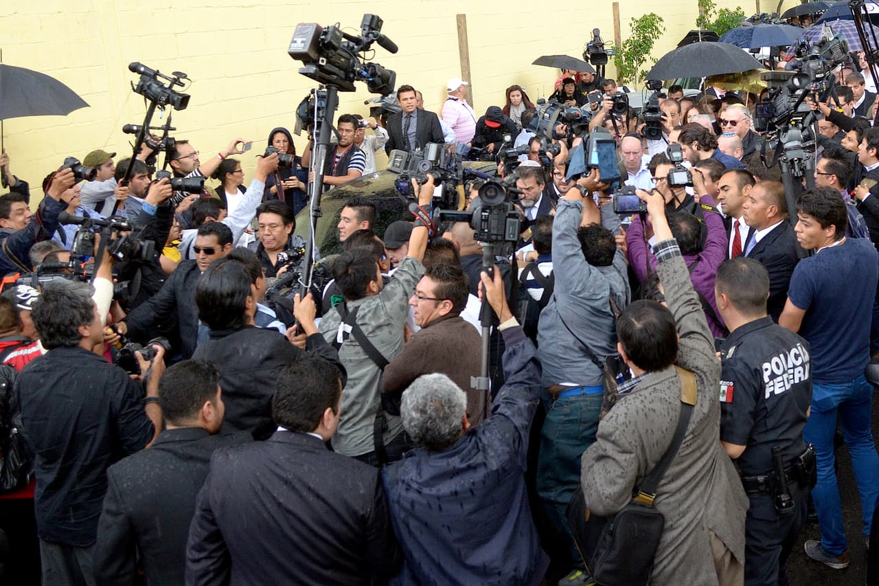Familiares y amigos dan entre la lluvia el último adiós al periodista.