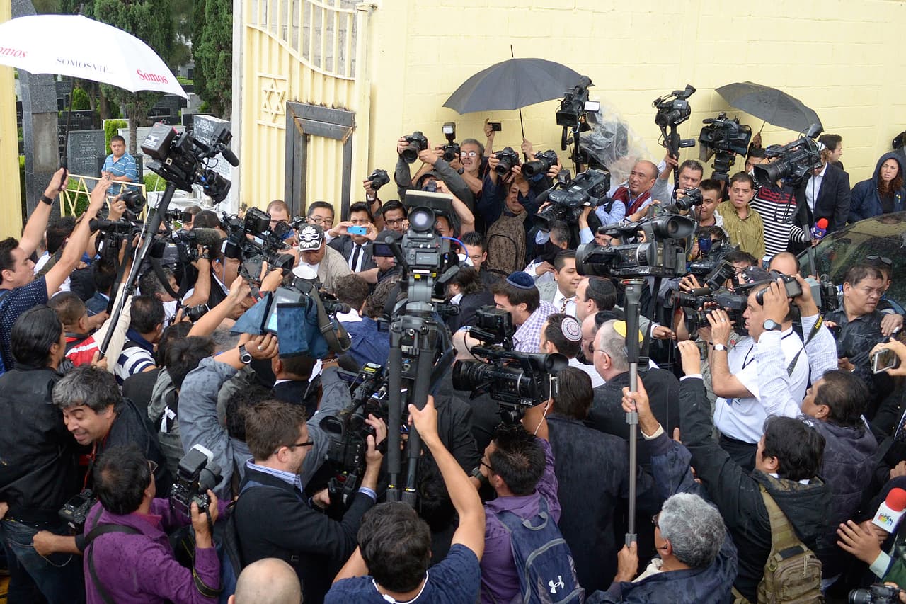 Docenas de medios de comunicación llegaron a cubrir su funeral.