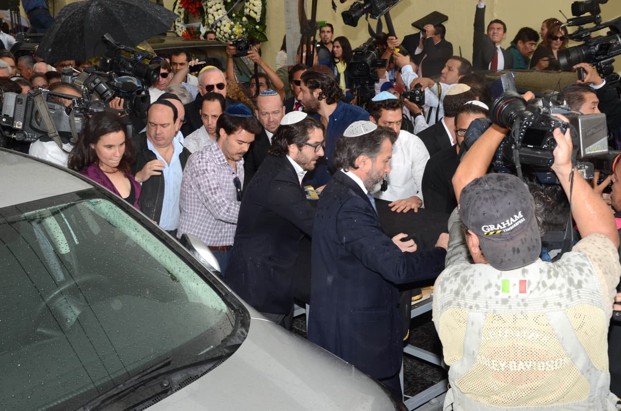 Mucha gente despidió al periodista.