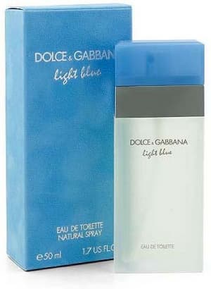 <b>Light Blue, de Dolce and Gabanna</b>
<br>Este perfume es un clásico del verano, es cítrico con notas de manzana y limón siciliano, y muy fresco y desde 2001 viene haciendo que las mujeres antojen a los hombres a comprar su versión masculina. La Fragance Foundation la eligió en la categoría 'Hall de la fama' mientras, Sephora y Nordstrom la resaltan entre su lista de los mejor vendidos del año.