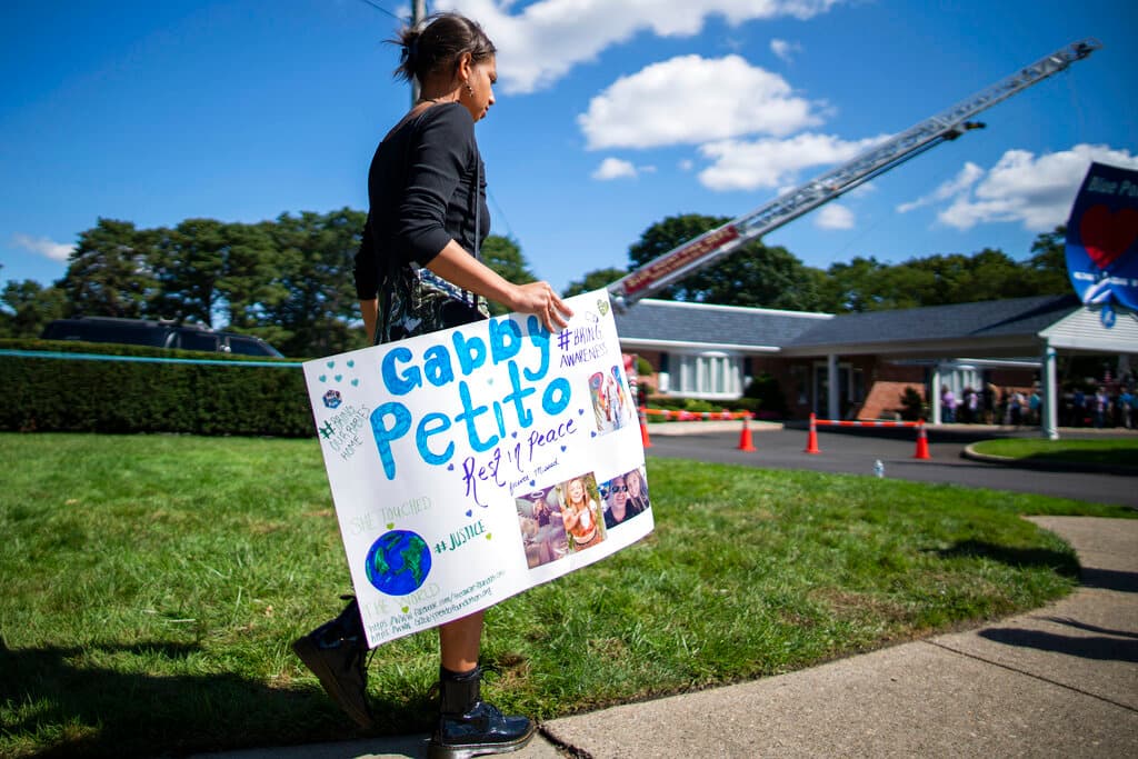 El servicio fúnebre estuvo abierto al público desde las 12 del mediodía y cientos de personas han pasado a rendir homenaje a la joven asesinada, cuya búsqueda tuvo al país en vilo.