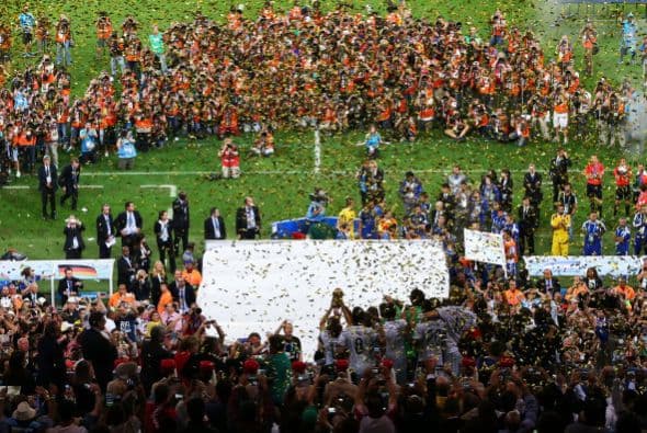 Alemania celebra con el trofeo.