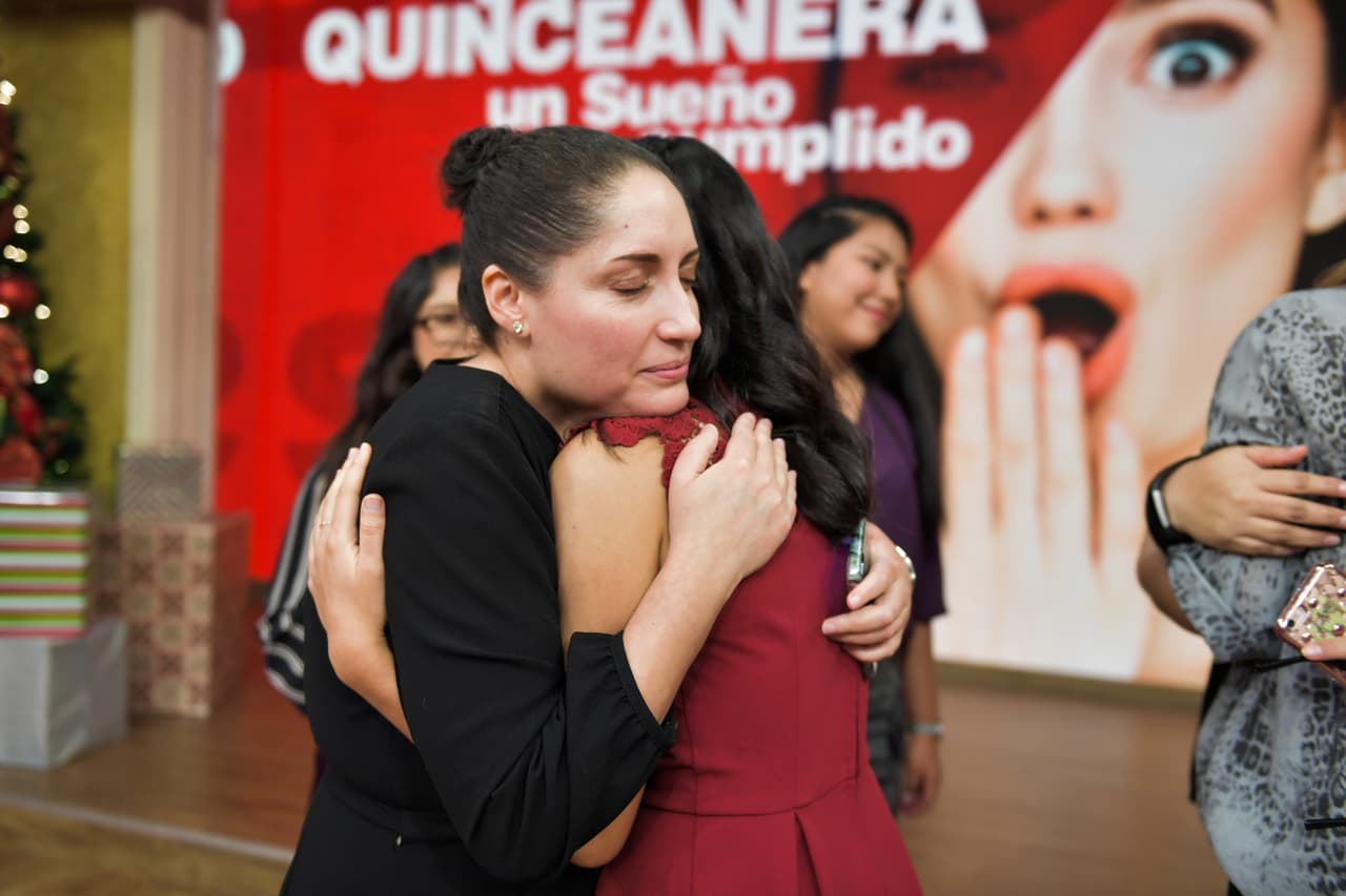 Su madre le dio un abrazo lleno de ternura para aplaudir la participación de su hija.