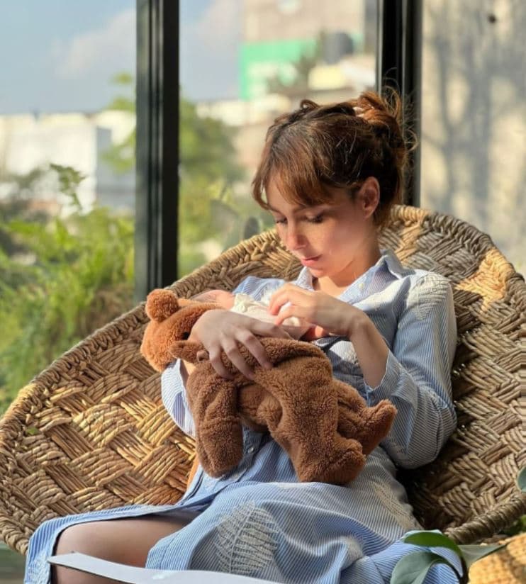 <b>#7 Natalia Téllez</b>
<br>La conductora de ‘Netas Divinas’ anunció su nueva maternidad el 1 de febrero de 2022 con una adorable foto de ella cargando a Emilia.
