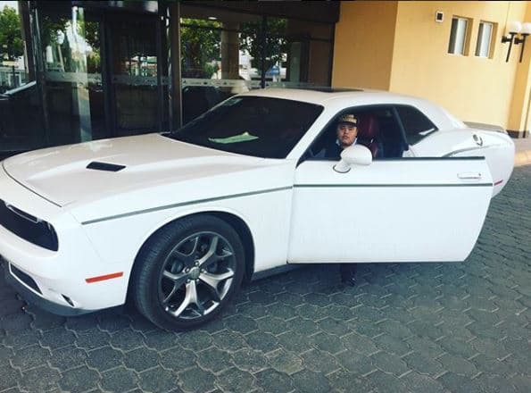 En alguna ocasión tuvo oportunidad de fotografiarse a bordo de este
<b> Dodge Challenger.</b>