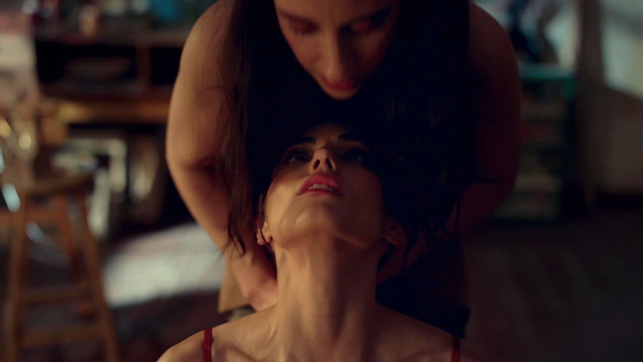 Paula seduce a Fátima con sus prácticas sadomasoquistas