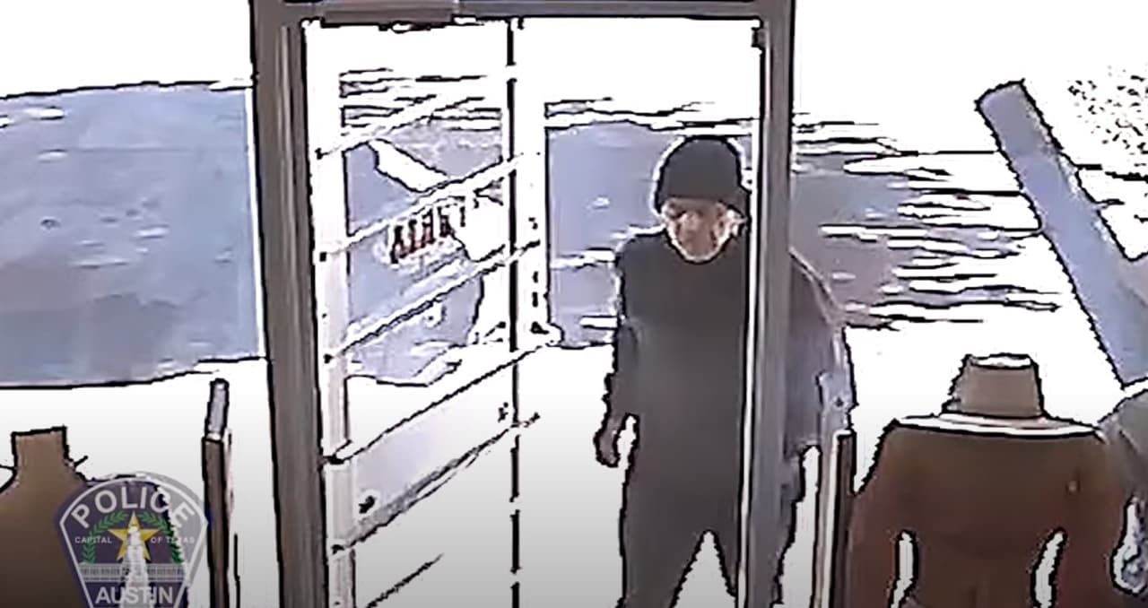 La policía de Austin (APD) describe al sospechoso como un 
<b>hombre hispano, de unos 40 a 50 años de edad, estatura 5 pies y 8 pulgadas ypeso de 180 libras</b>. Vestía una sudadera negra, una gorra negra y pantalones negros. 
<br>
<br>APD pide a cualquier persona con información a comunicarse con la línea telefónica de robos 
<b>512-974-5092</b>. Se puede ofrecer una recompensa de hasta 
<b>$1,000 dólares</b> por cualquier información que lleve a un arresto. 
<br>