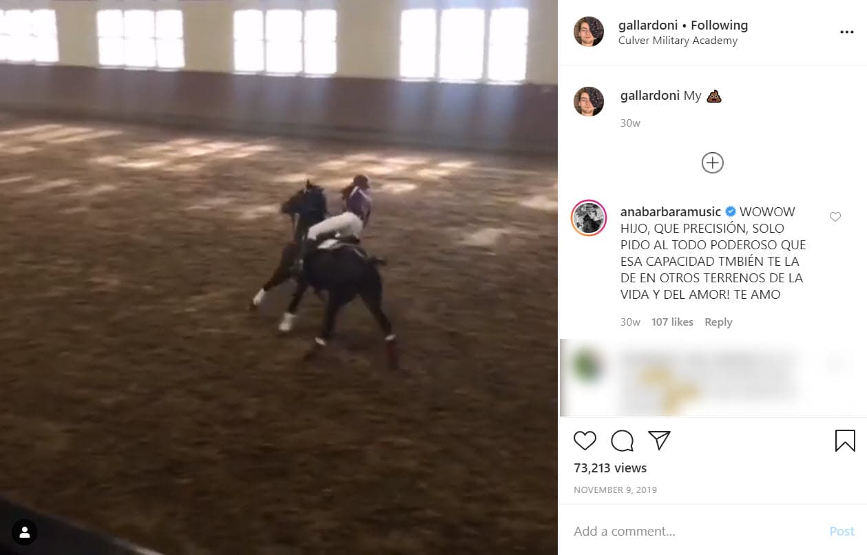 Ahí ha demostrado su pasión por los caballos y el deporte, ya que practica polo.
<br>