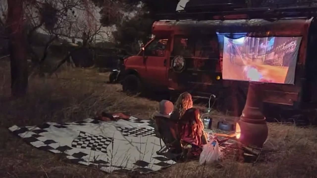 La familia Bohórquez mira una película proyectada en su autobús.