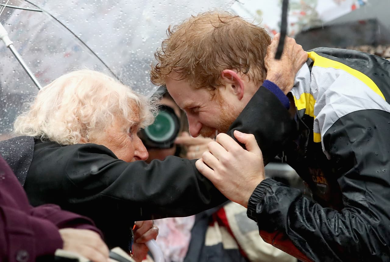 Ella tiene 97 años y a pesar de ello, no dudó en esperar alrededor de siete horas bajo una intensa lluvia para lograr ver y abrazar al Príncipe Harry.