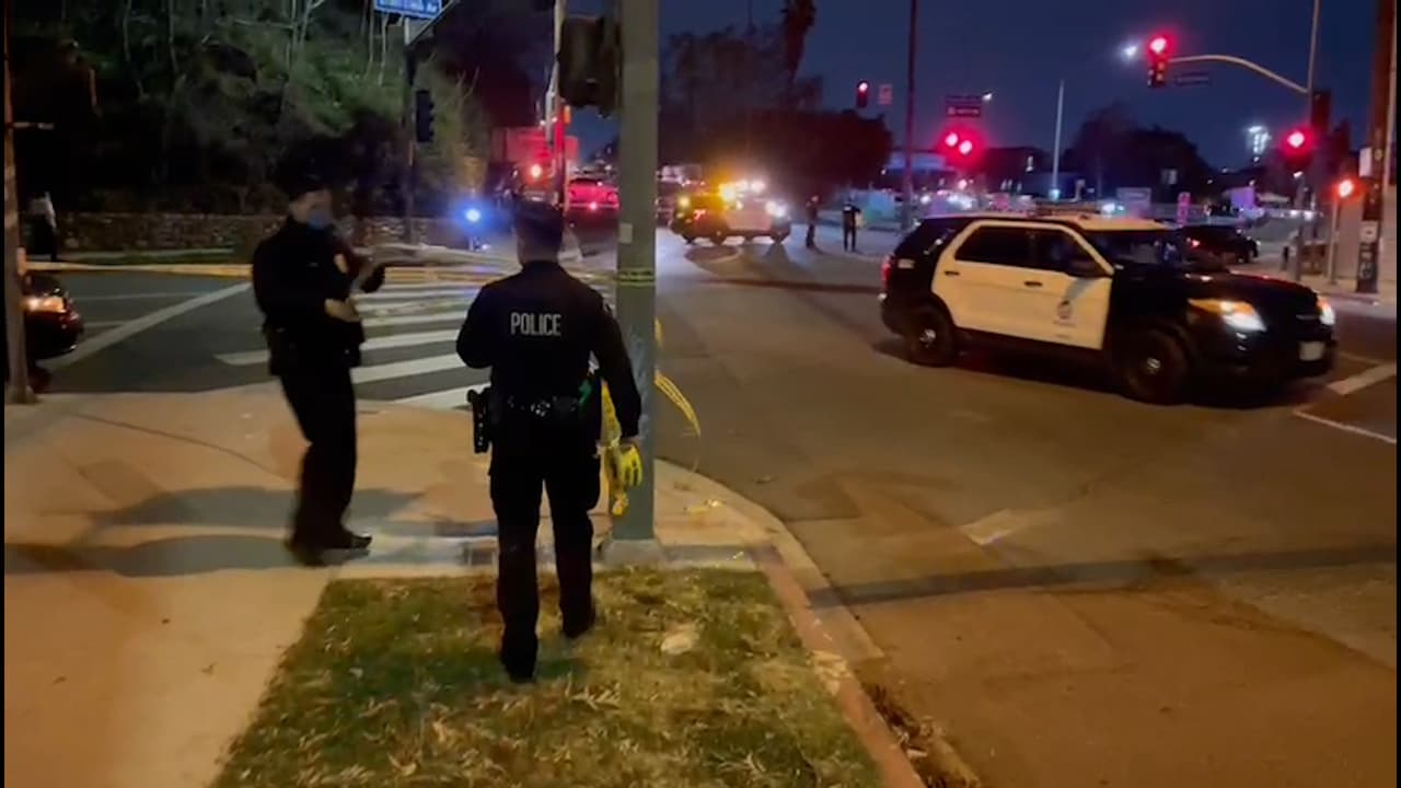 Las patrullas del LAPD están bloqueando el tráfico a lo largo de Glendale Boulevard en 
<b>previsión de la publicación de letreros del Departamento de Recreación y Parques de Los Ángeles</b> en Echo Park Lake sobre el cierre del parque.