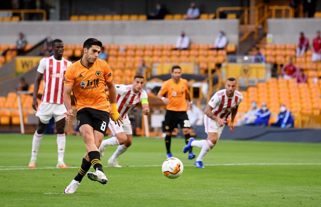 Raúl Alonso Jiménez se encarga de patear desde los once pasos para abrir el marcador y adelantar a los Wolves en el global.