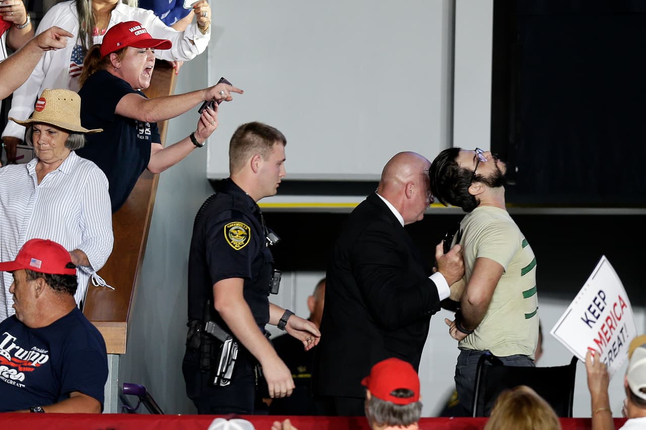 Un manifestante que protestó contra las políticas de Trump en el mitin de Greenville fue vapuleado por los seguidores del presidente y sacado del lugar por fuerzas de seguridad.