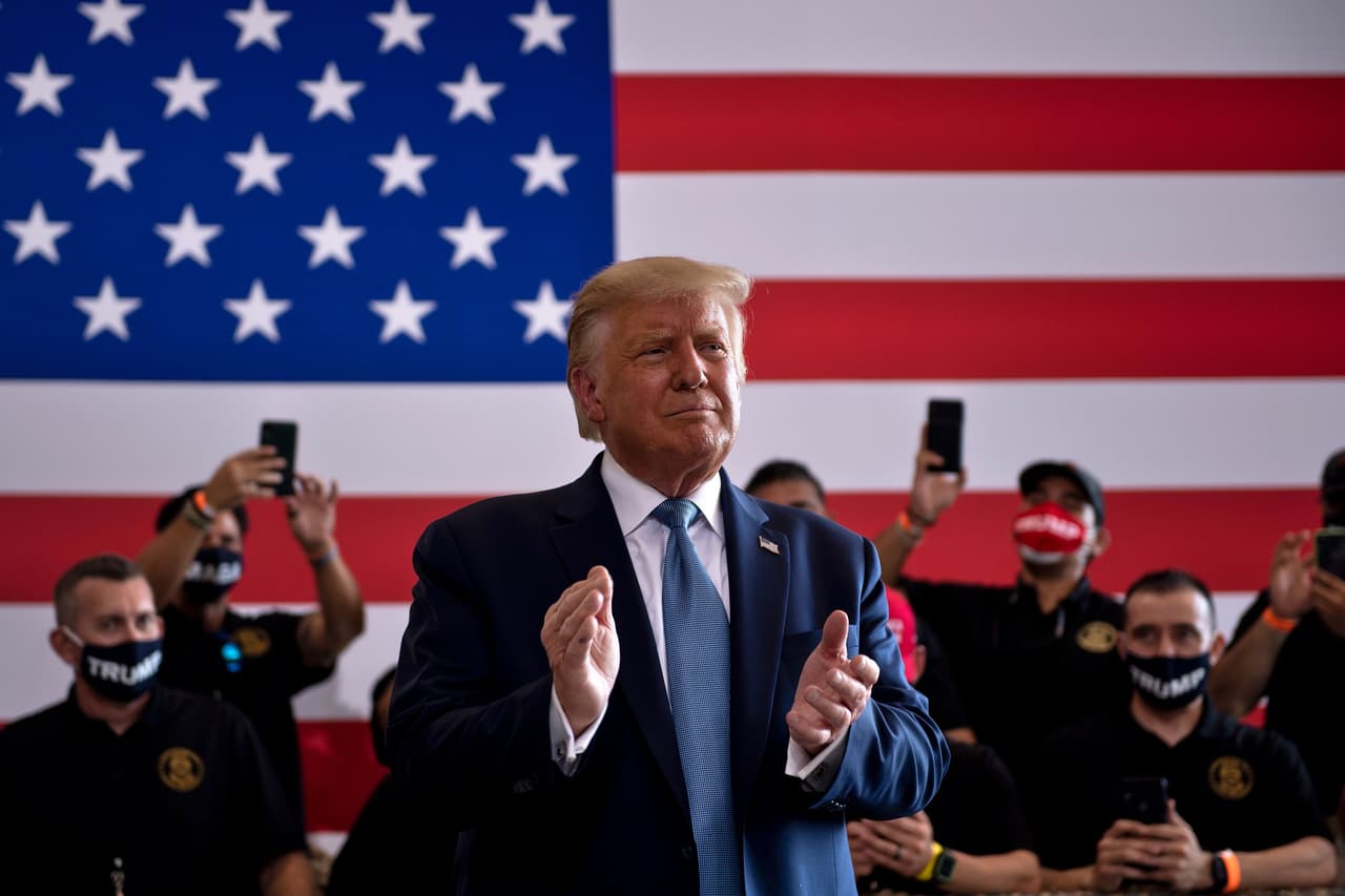 El presidente de los Estados Unidos, Donald Trump, llega para un mitin en el Aeropuerto Internacional de Yuma el 18 de agosto de 2020 en Yuma, Arizona.