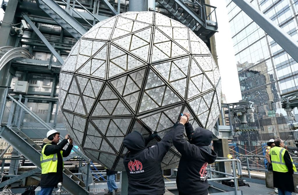 El martes 27 de diciembre 2022, Times Square
<b>agregó 192 piezas nuevas de cristales Waterford</b>, a la emblemática bola que inicia el comienzo del Año Nuevo en esa intersección.
