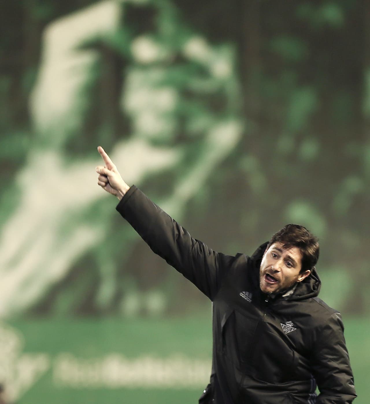 Por su parte, Víctor Sánchez –entrenador del Real Betis– volvió a ceder puntos en su estadio por lo que apenas tiene 27 unidades en la clasificación, solo 8 por encima del Granada, que ocupa la primera casilla al descenso.