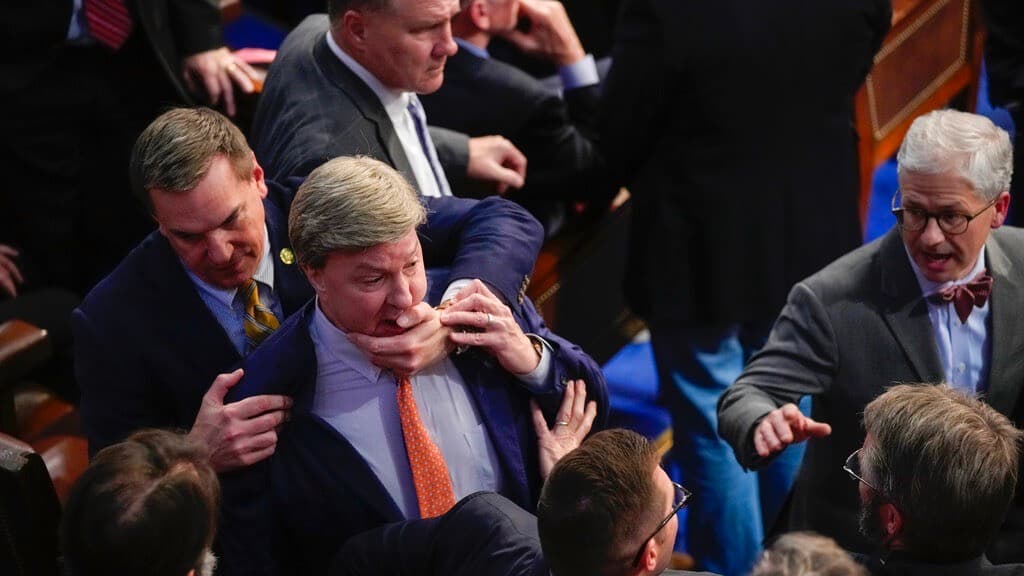 Insultos, codazos y amagos de golpiza: se pierde casi a diario la civilidad en el Congreso de EEUU