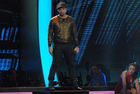 El boricua atento al inicio de su canción.