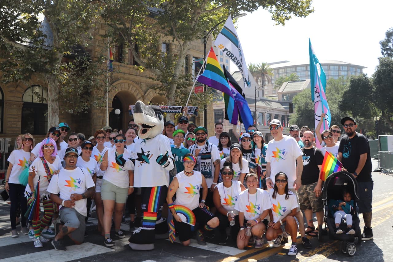 “Llevamos esperando esto desde hace tiempo. La bandera representa lo que apoyas. Y en muchos sentidos, este simple acto de ondear esta bandera y celebrar el orgullo por quién eres y a quién amas, el simple acto es tan importante como todos los esfuerzos que hemos hecho”, agregó García.
<br>